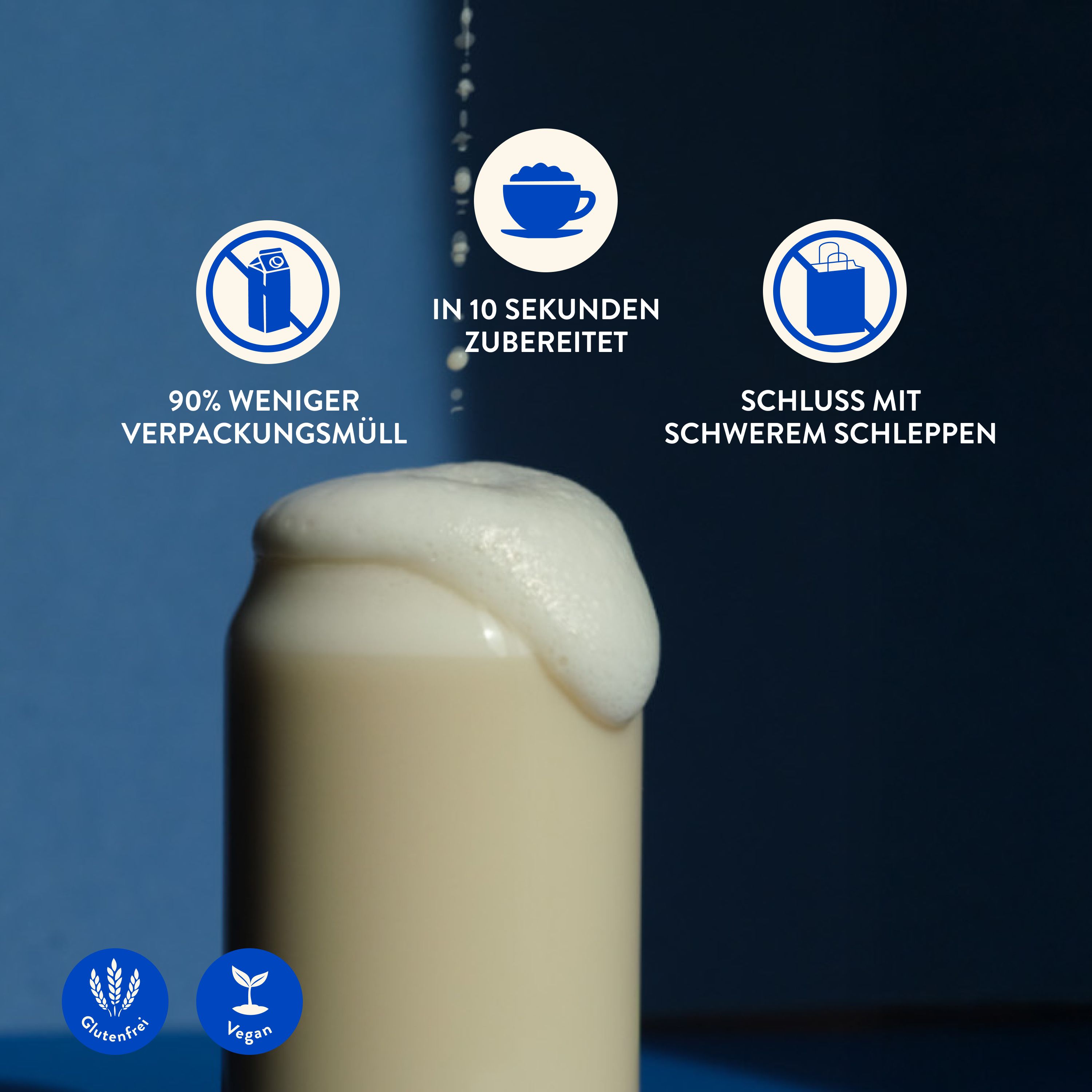 Glas mit aufgeschäumter Flüssigkeit. Symbole: 90% weniger Verpackungsmüll, in 10 Sekunden zubereitet, Schluss mit schwerem Schleppen. Glutenfrei und vegan.