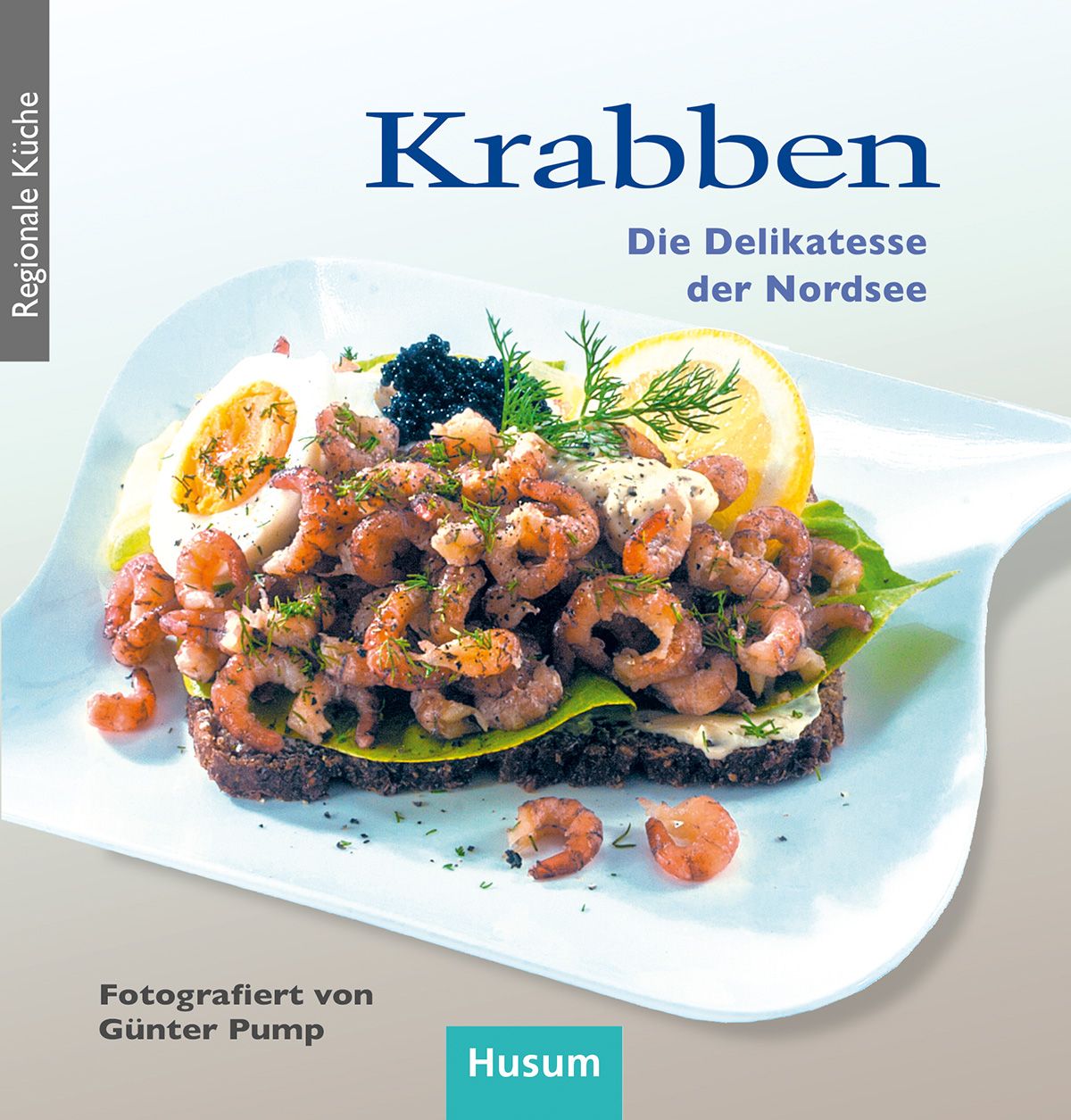 Gericht mit Krabben auf Brot, garniert mit Ei und Zitrone. Text: Krabben, Die Delikatesse der Nordsee. Fotografiert von Günter Pump.