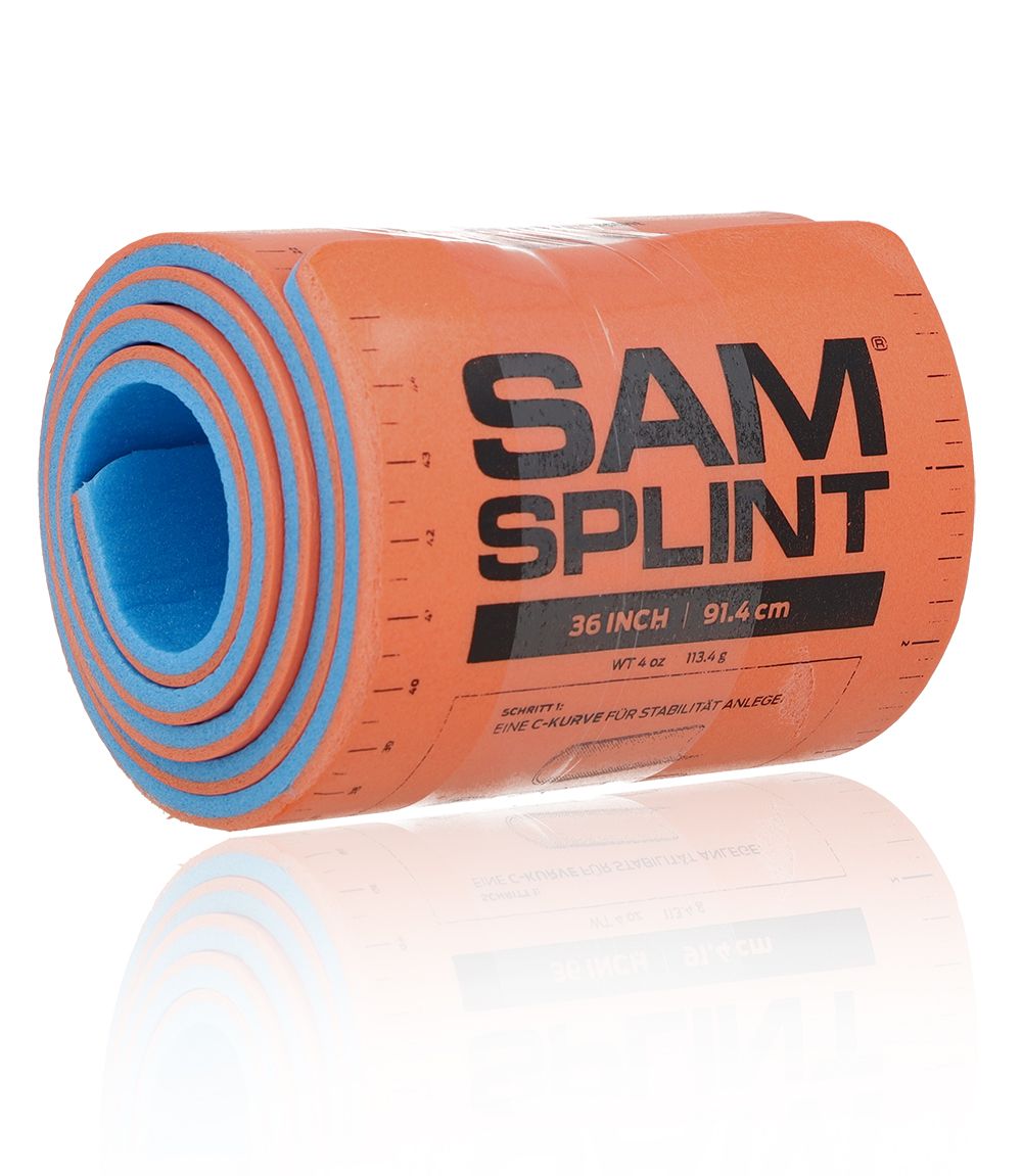Gerollte orangefarbene SAM Splint-Schiene. Blaue Innenseite. Schwarze Schrift: SAM SPLINT, 36 INCH 91.4 cm. Gewicht 4 oz. Skala.