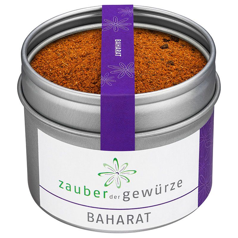 Runde Dose mit Baharat-Gewürzmischung. Weißes Etikett mit Schriftzug "Zauber der Gewürze" und "Baharat". Lila Band mit "Baharat".