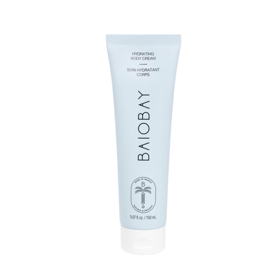 Hellblaue Tube mit weißem Verschluss. Aufschrift: BAIOBAY, Hydrating Body Cream, Soin Hydratant Corps. Logo mit Palme.