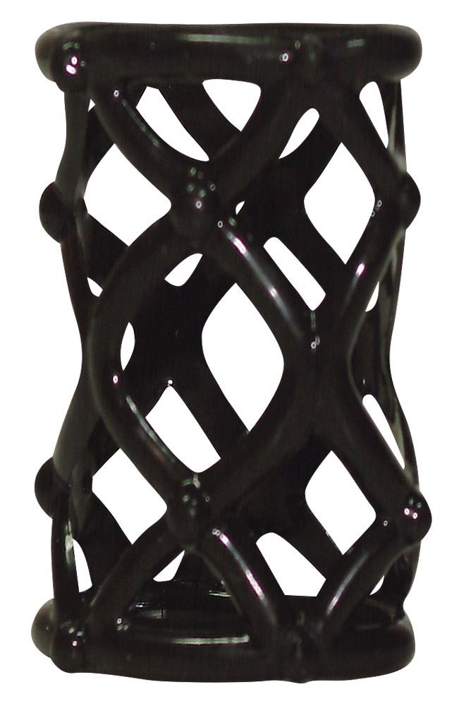 Schwarze Penismanschette mit Gitterstruktur. Zylindrische Form mit gewölbten Elementen. Glänzende Oberfläche.