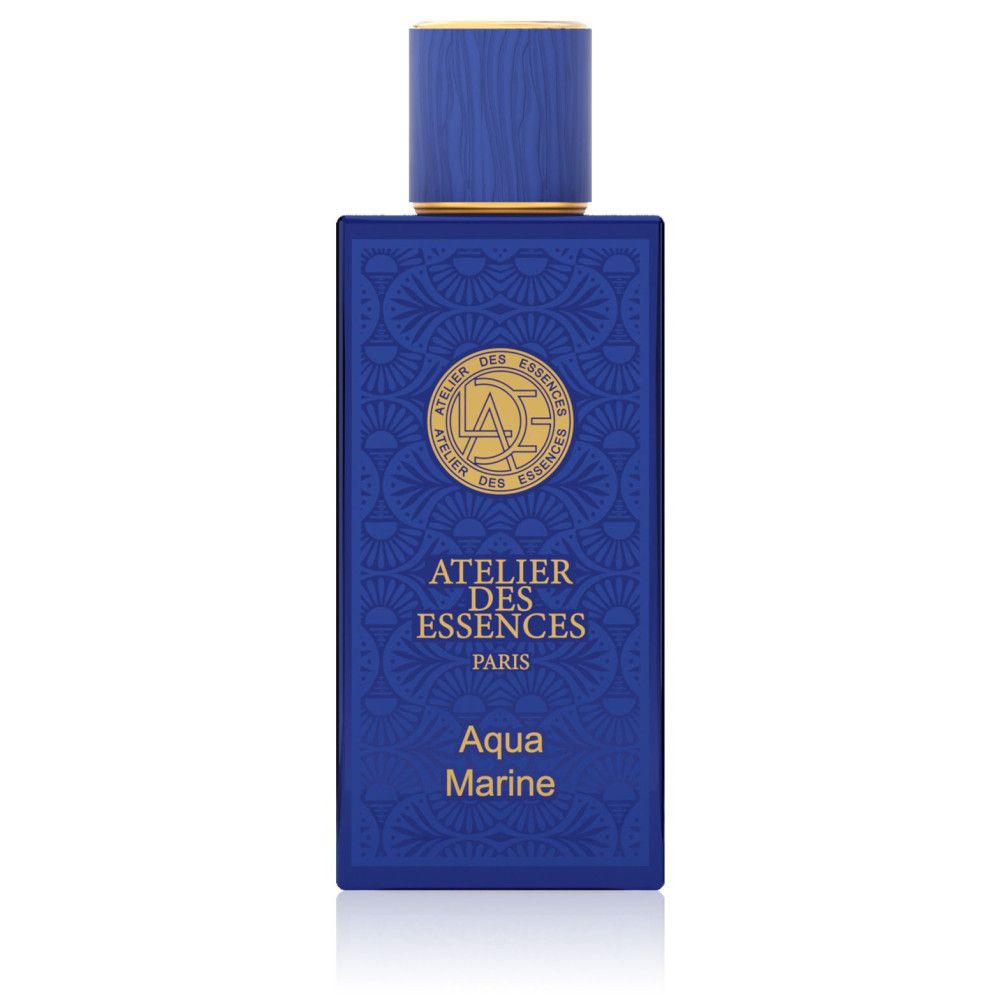 Blaues Parfumflakon mit goldfarbenen Details. Aufschrift: Atelier des Essences Paris, Aqua Marine. Quadratische Form.