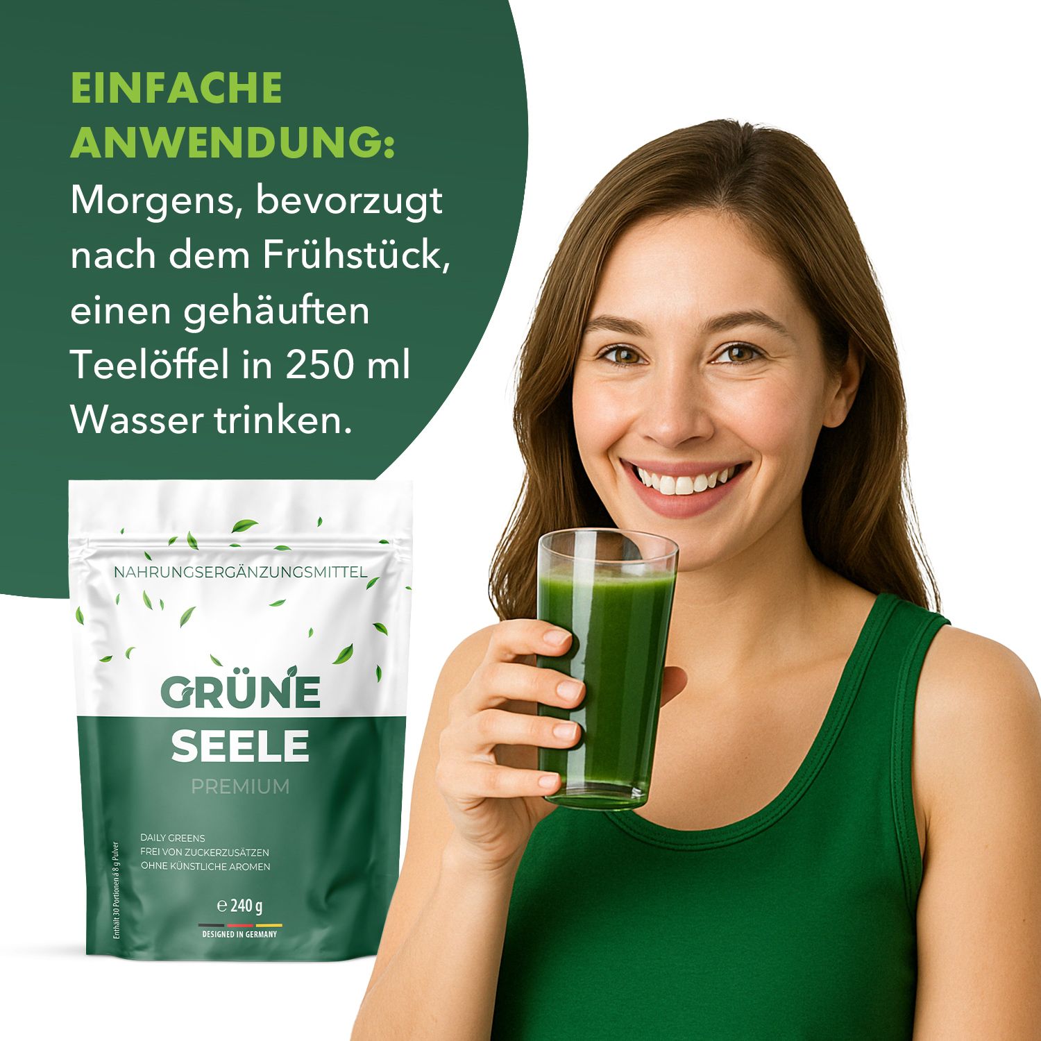 Frau trinkt ein grünes Getränk neben einem Beutel Grüne Seele Premium Pulver. Anleitung zur Anwendung sichtbar.