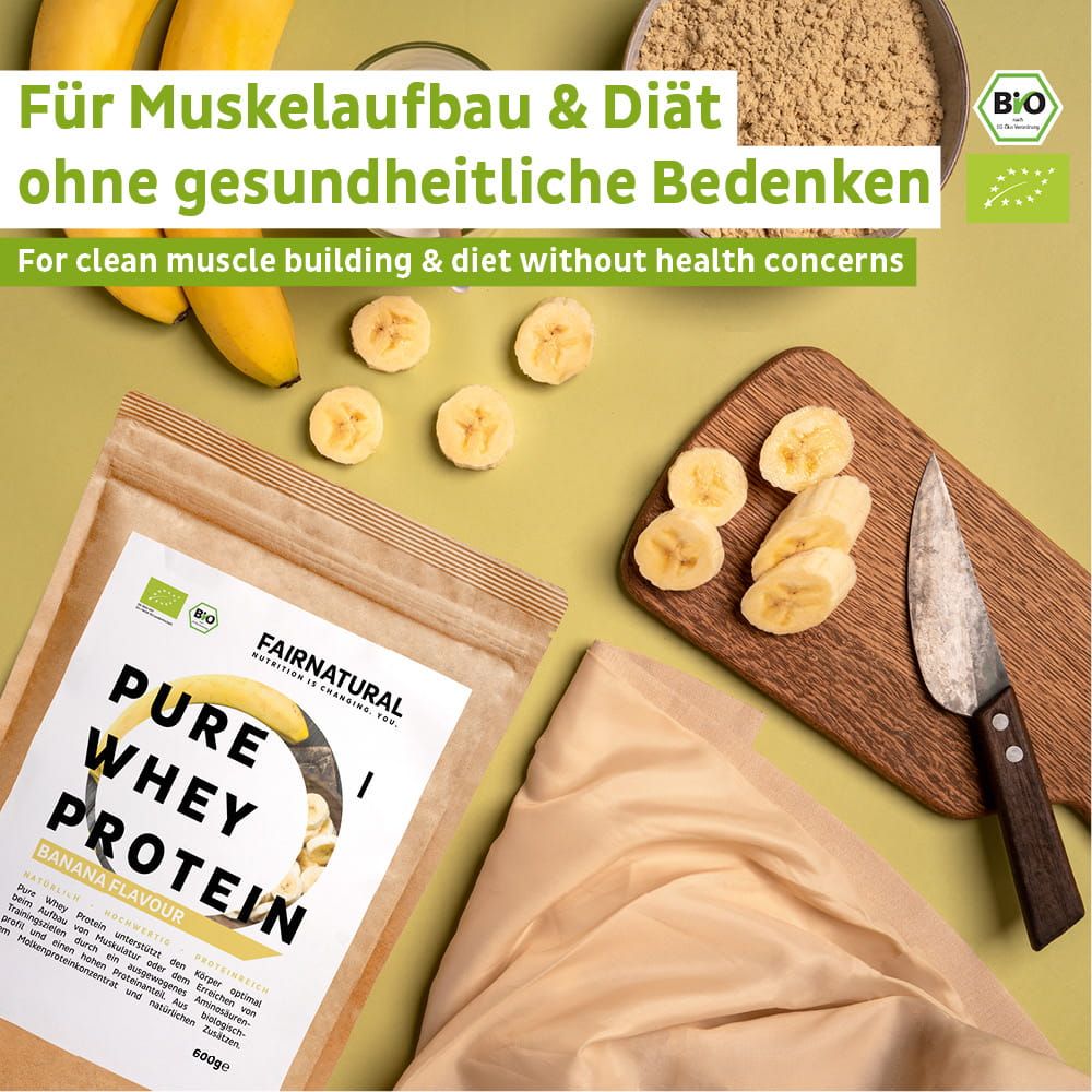 FAIRNATURAL Bio Whey Protein Banane: Pulver, Bananenscheiben, Bananen und ein Messer auf einem Holzbrett.
