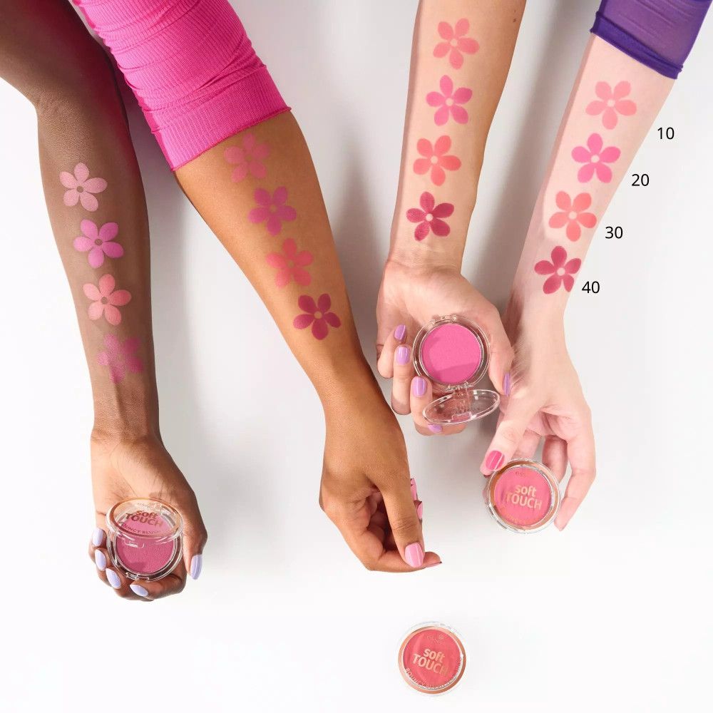 Arme mit Rouge-Swatches in Blütenform. Verschiedene Hauttöne. Rouge-Behälter.