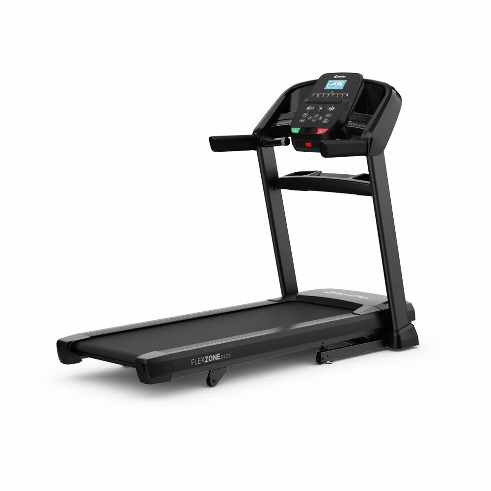Schwarzes Laufband. Konsole mit Display und Bedienelementen. Flex Zone-Technologie. Armlehnen. Auf weißem Hintergrund.