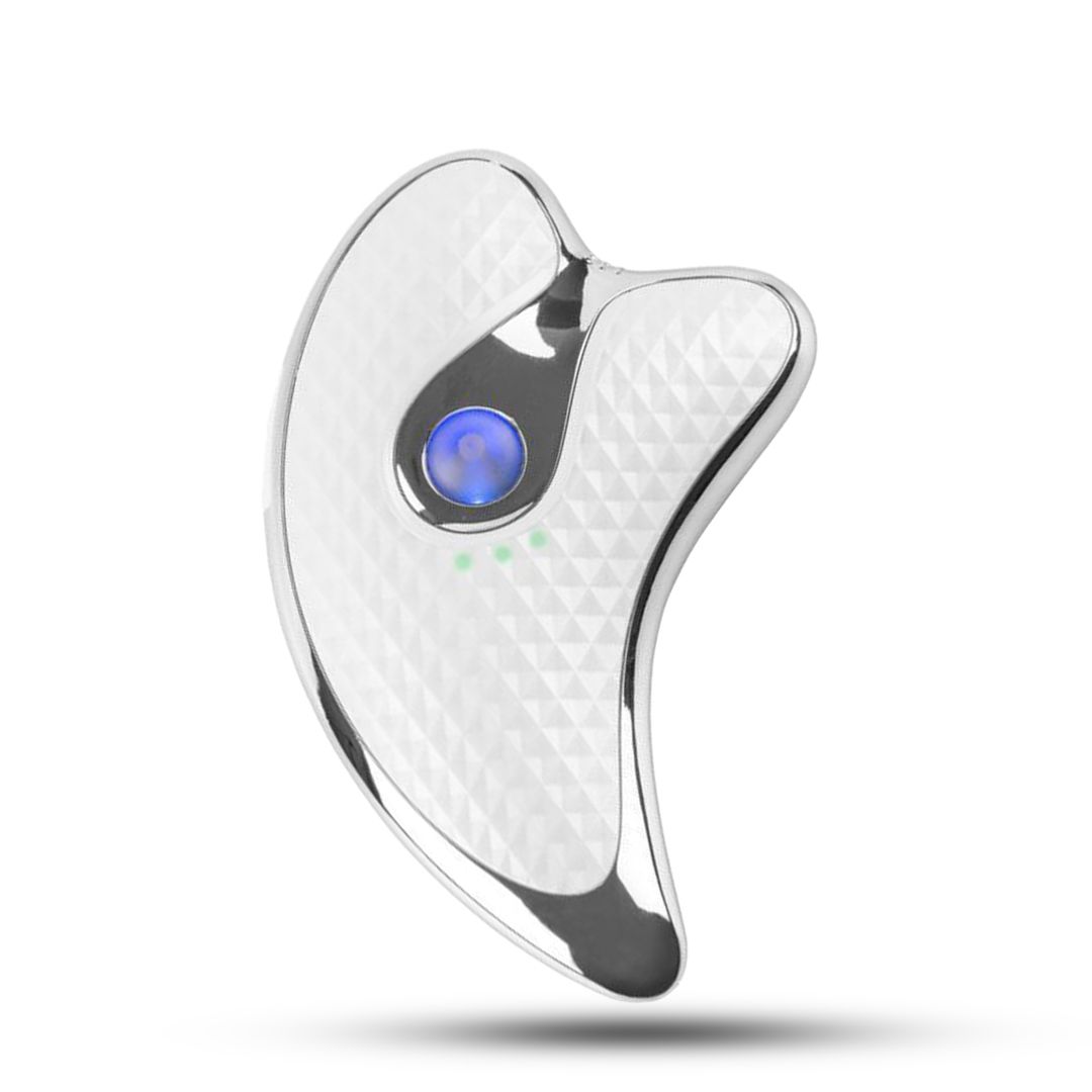 Silberfarbenes Gua Sha Massagegerät. Ergonomische Form mit Knopf und LED-Anzeige. Diamantmuster auf der Oberfläche.