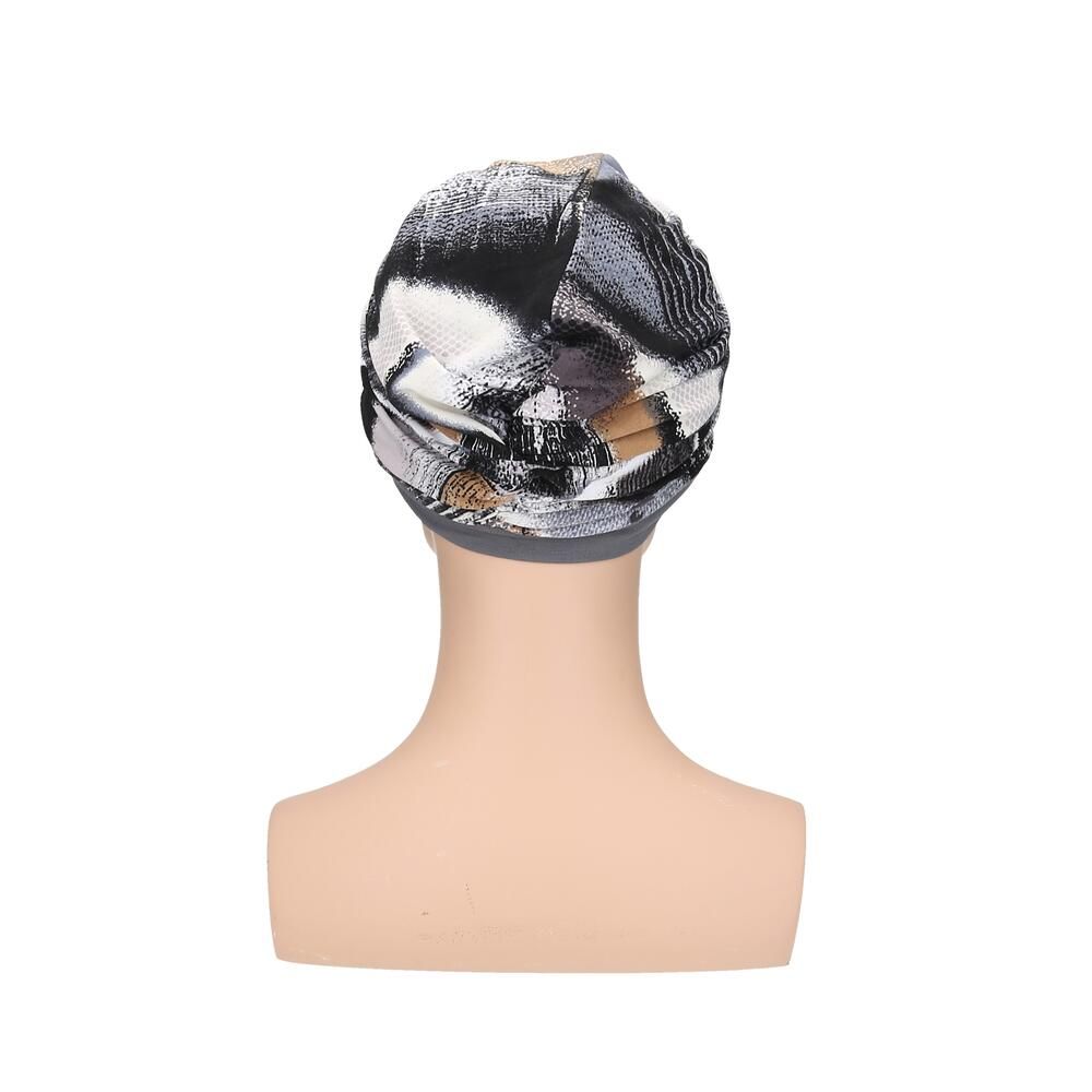 Rückansicht des Turbans auf einer Büste. Graue Basis, gemustertes Oberteil.