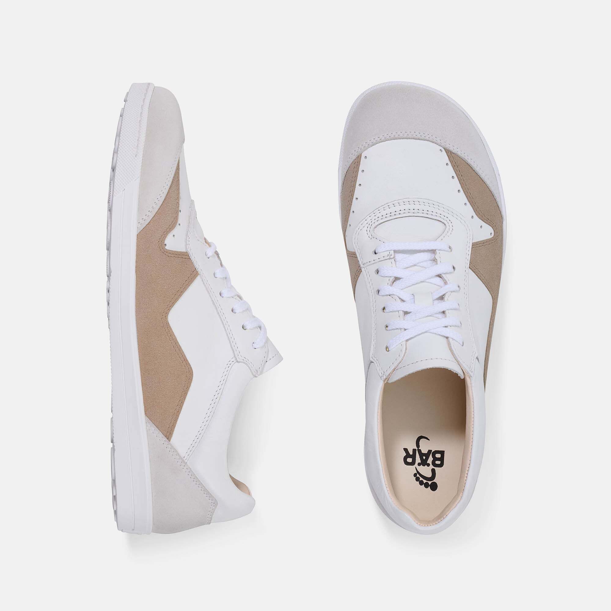 Damen-Schnürschuhe: ein Schuh von oben, einer von der Seite. Weiß und beige.