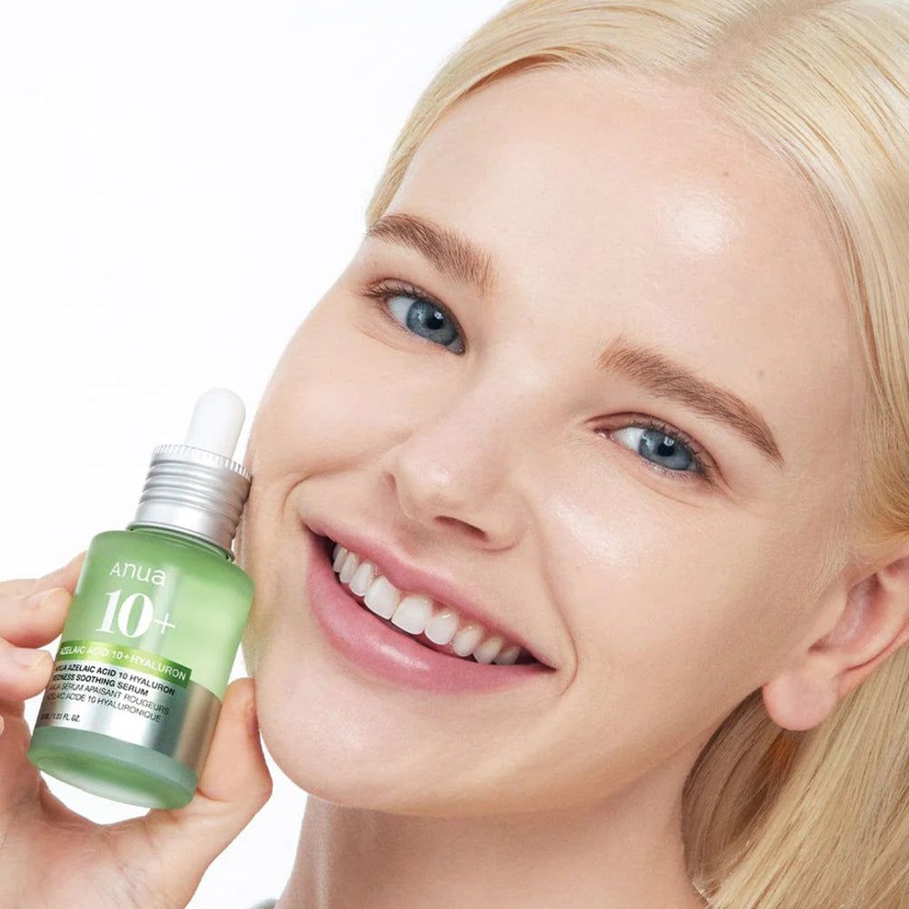 Frau hält Serumfläschchen. Text: Azelaic Acid 10 Hyaluron Redness Soothing Serum. Marke: Anua.