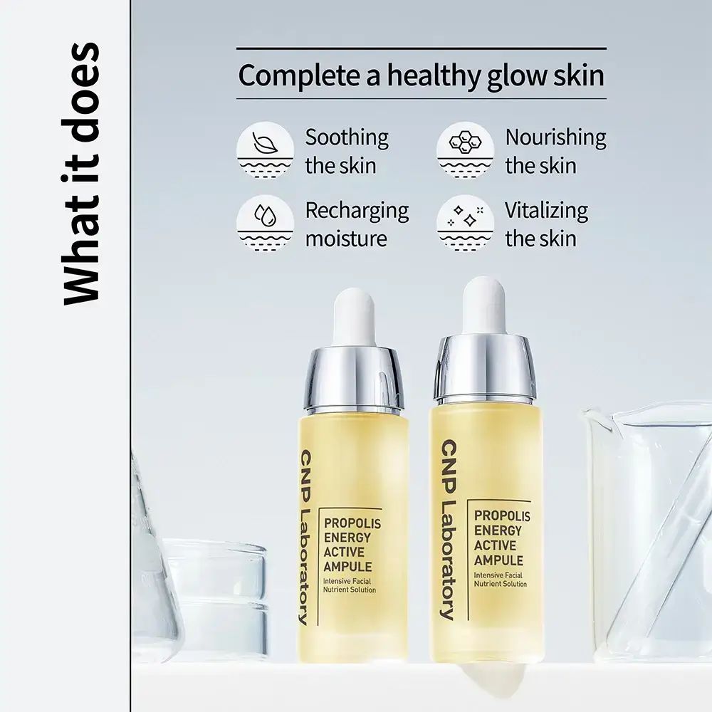 Zwei Flaschen mit gelblicher Flüssigkeit, silbernen Kappen und Pipetten. Text: CNP Laboratory, PROPOLIS ENERGY ACTIVE AMPOULE. Hintergrund: Laborutensilien.