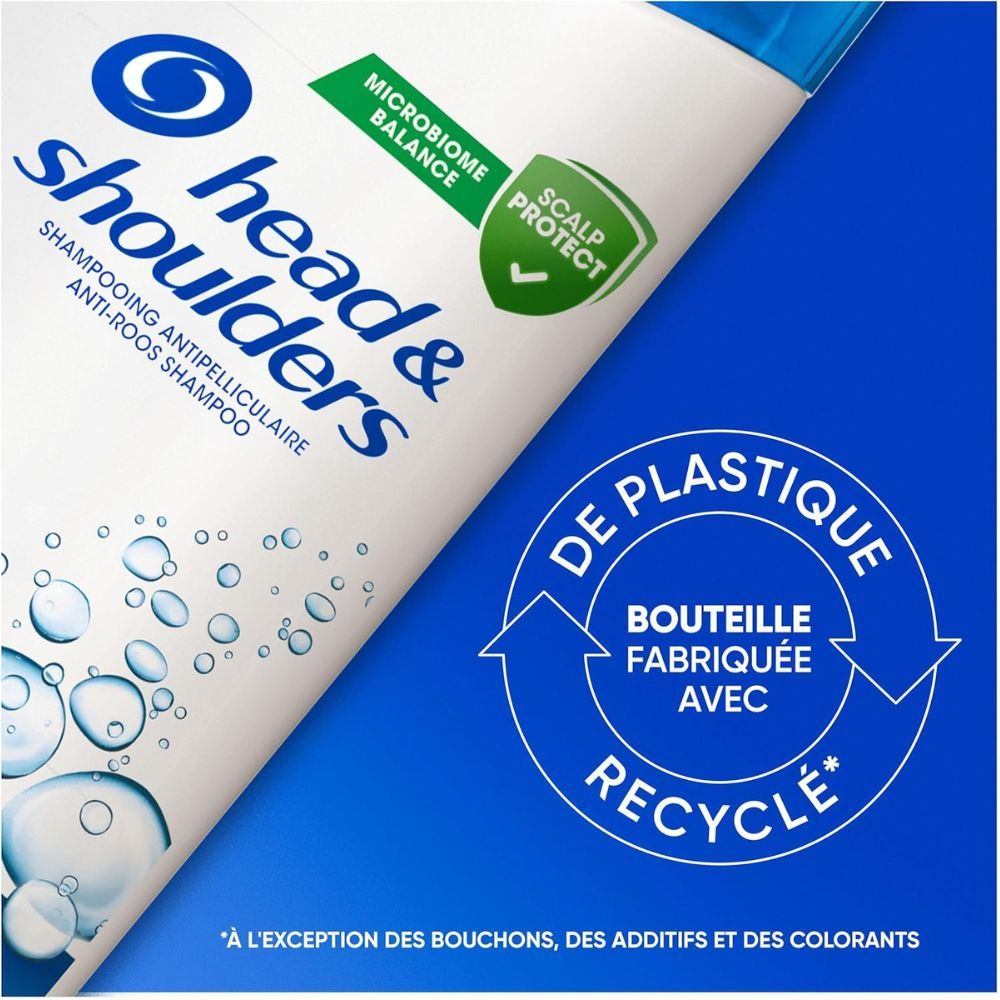 Gros plan sur le flacon de shampooing. Texte: Bouteille fabriquée avec du plastique recyclé. Logo.
