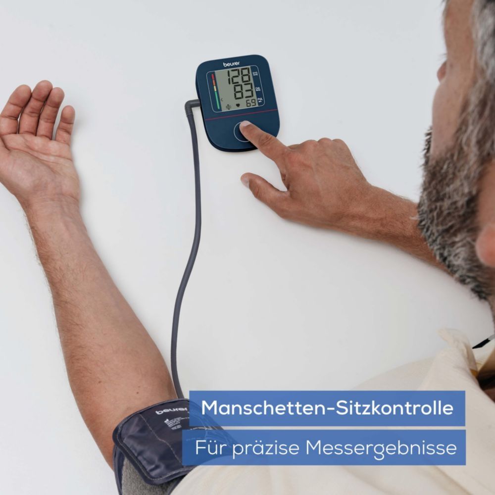Nahaufnahme: Mann prüft Manschetten-Sitz am Oberarm-Blutdruckmessgerät.