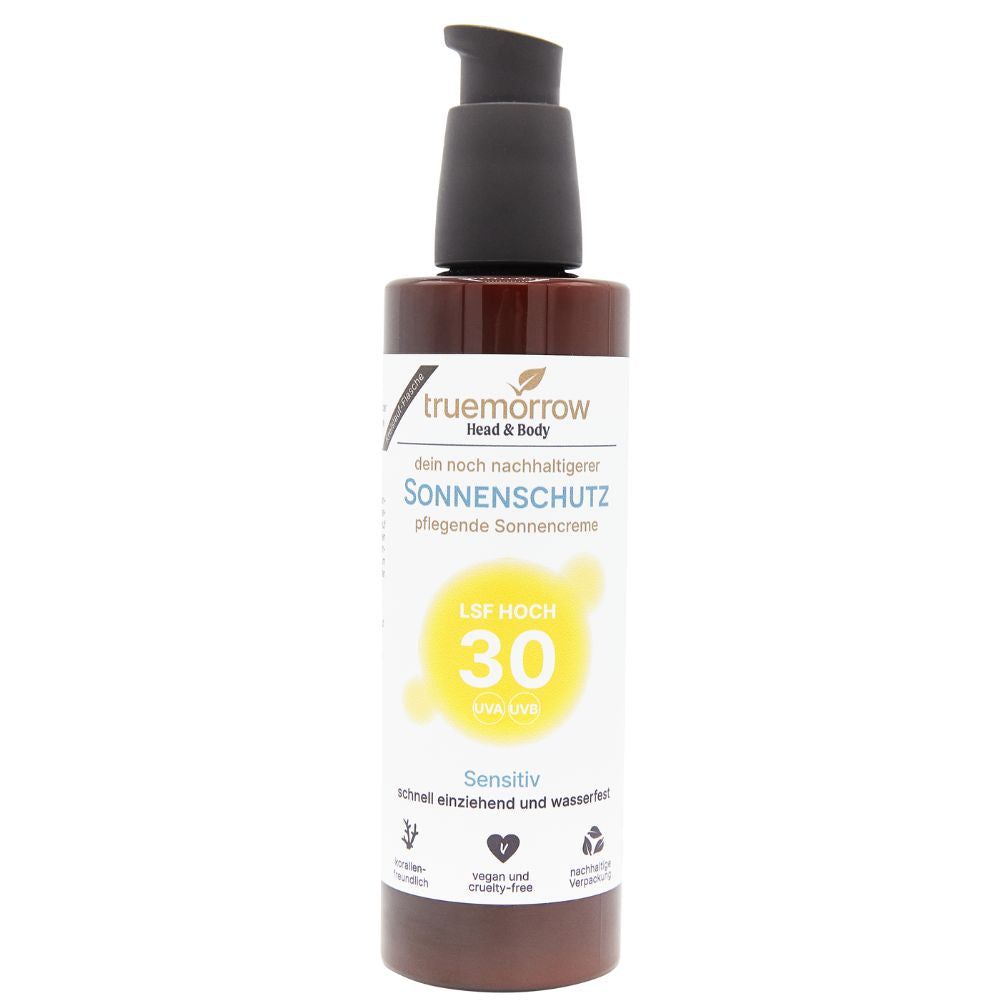 Braune Flasche mit schwarzem Pumpspender. Aufschrift: truemorrow, Sonnenschutz LSF 30, Sensitiv. Vegan und wasserfest.