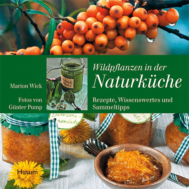 Buchcover mit dem Titel "Wildpflanzen in der Naturküche". Es zeigt Beeren, Marmeladen und Kräuter. Autorin: Marion Wick.