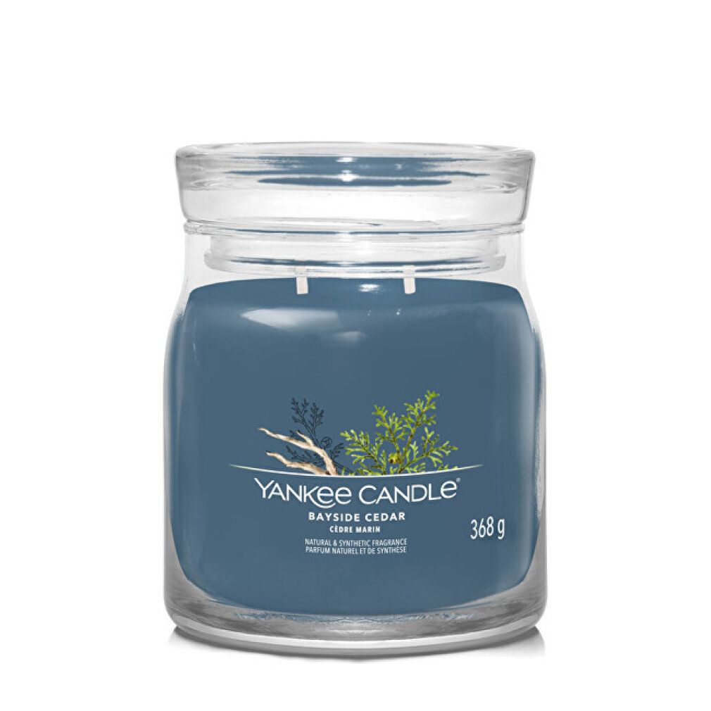Kerzenglas mit Deckel. Blaue Kerze mit Aufdruck und Text: Yankee Candle, Bayside Cedar, 368 g.