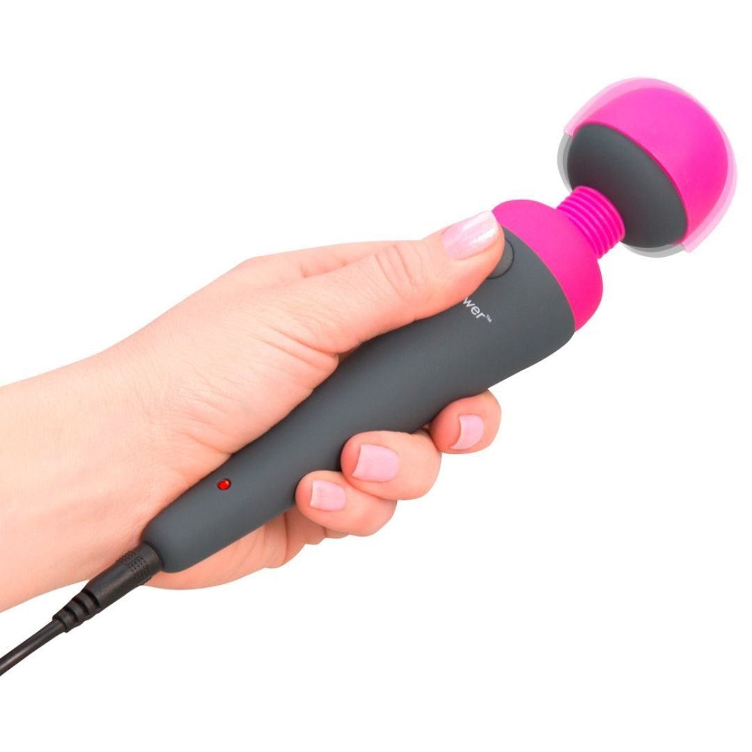Hand hält Massagestab. Grau-pinkfarben. palmpower-Logo. Roter Indikator. Kabelanschluss. Bewegliche obere Teil.