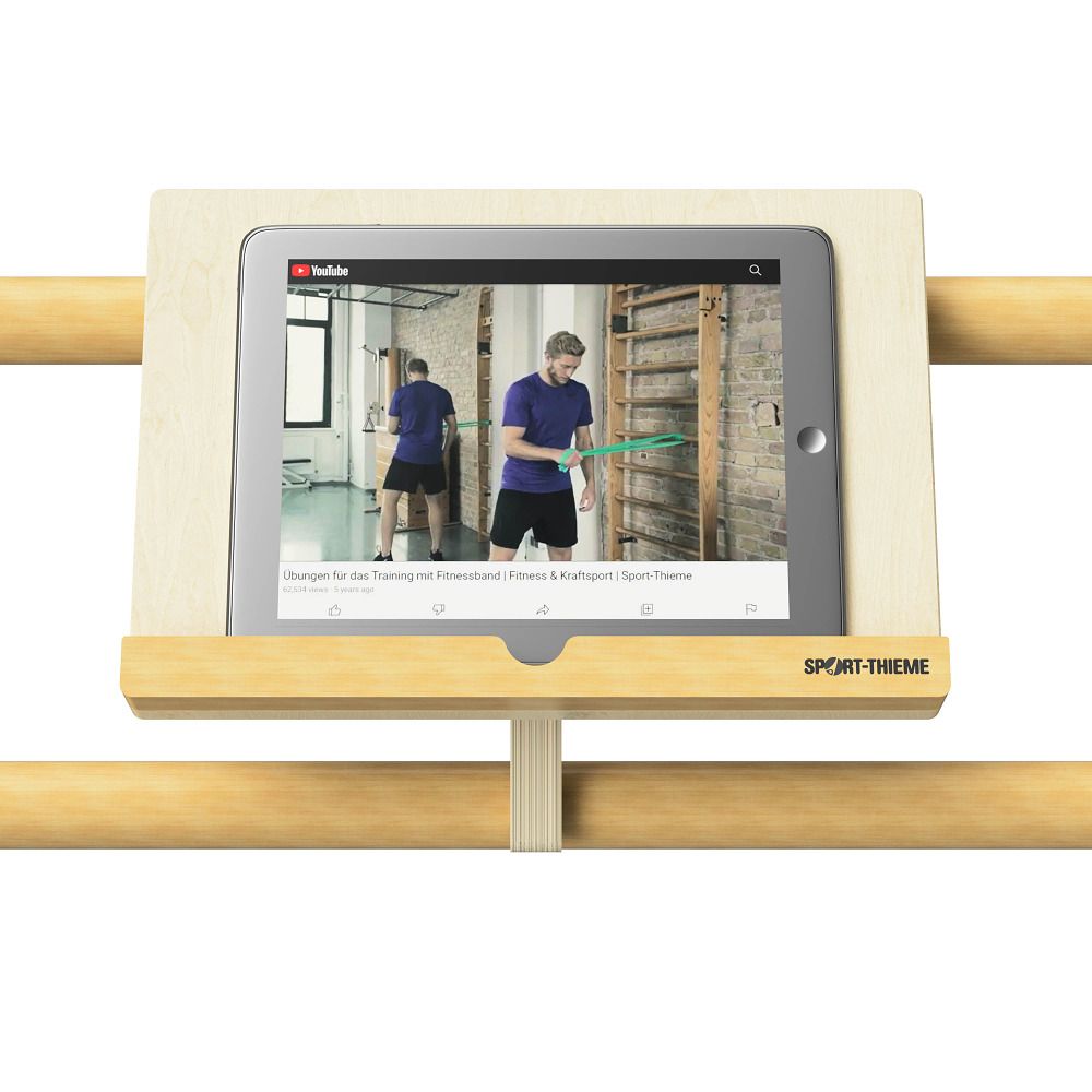 Tablet-Halterung an Sprossenwand. Tablet mit Video. Helle Holzfarbe. Mit Logo. Für Fitness.