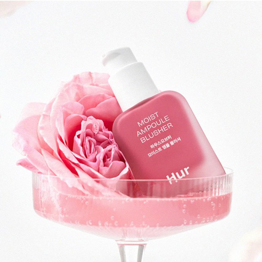 Rosa Flakon mit Pumpspender, beschriftet mit 'MOIST AMPOULE BLUSHER'. Marke 'Hur'.