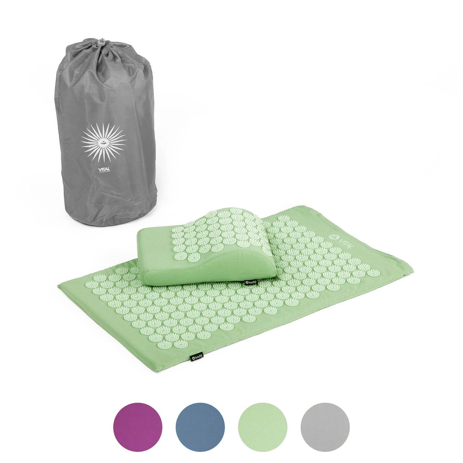 Akupressur-Set pastellgrün mit Matte, Kissen und Tasche. Matte und Kissen mit Noppen. Graue Tasche mit Logo.