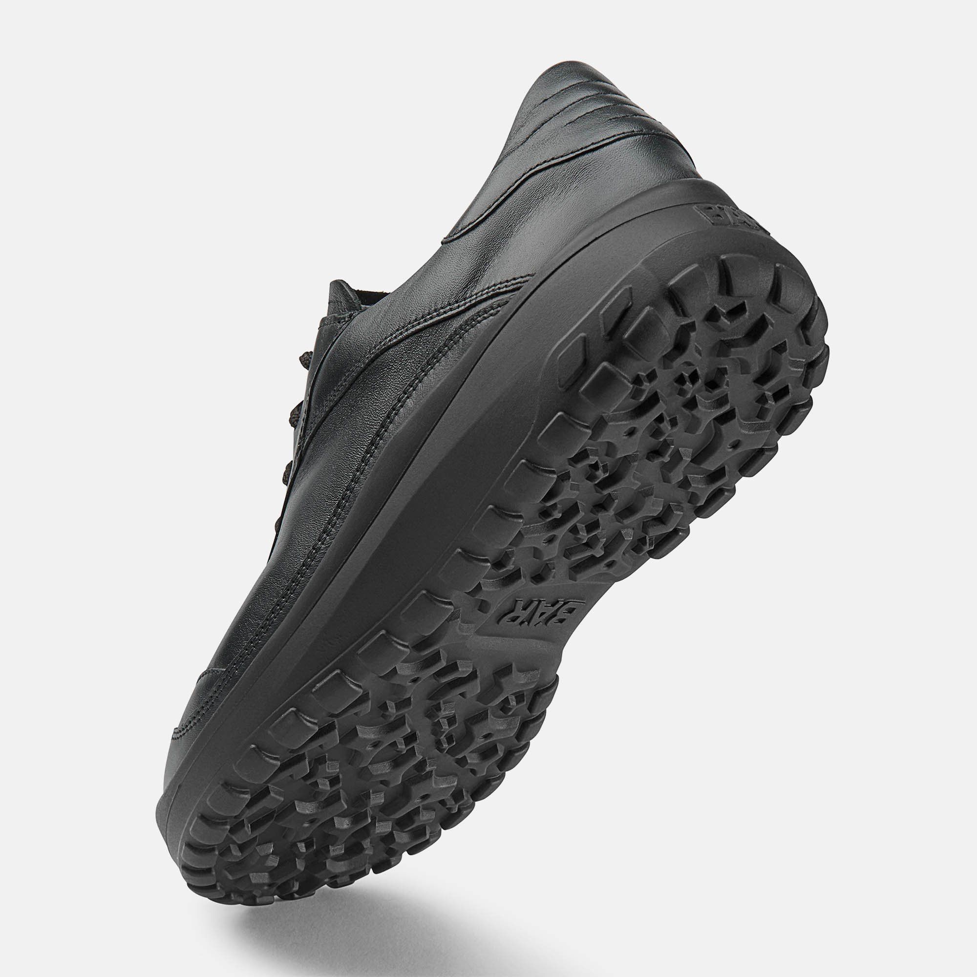 Schwarzer Lederschnürschuh. Breite Passform. Profilsohle. Unteransicht.