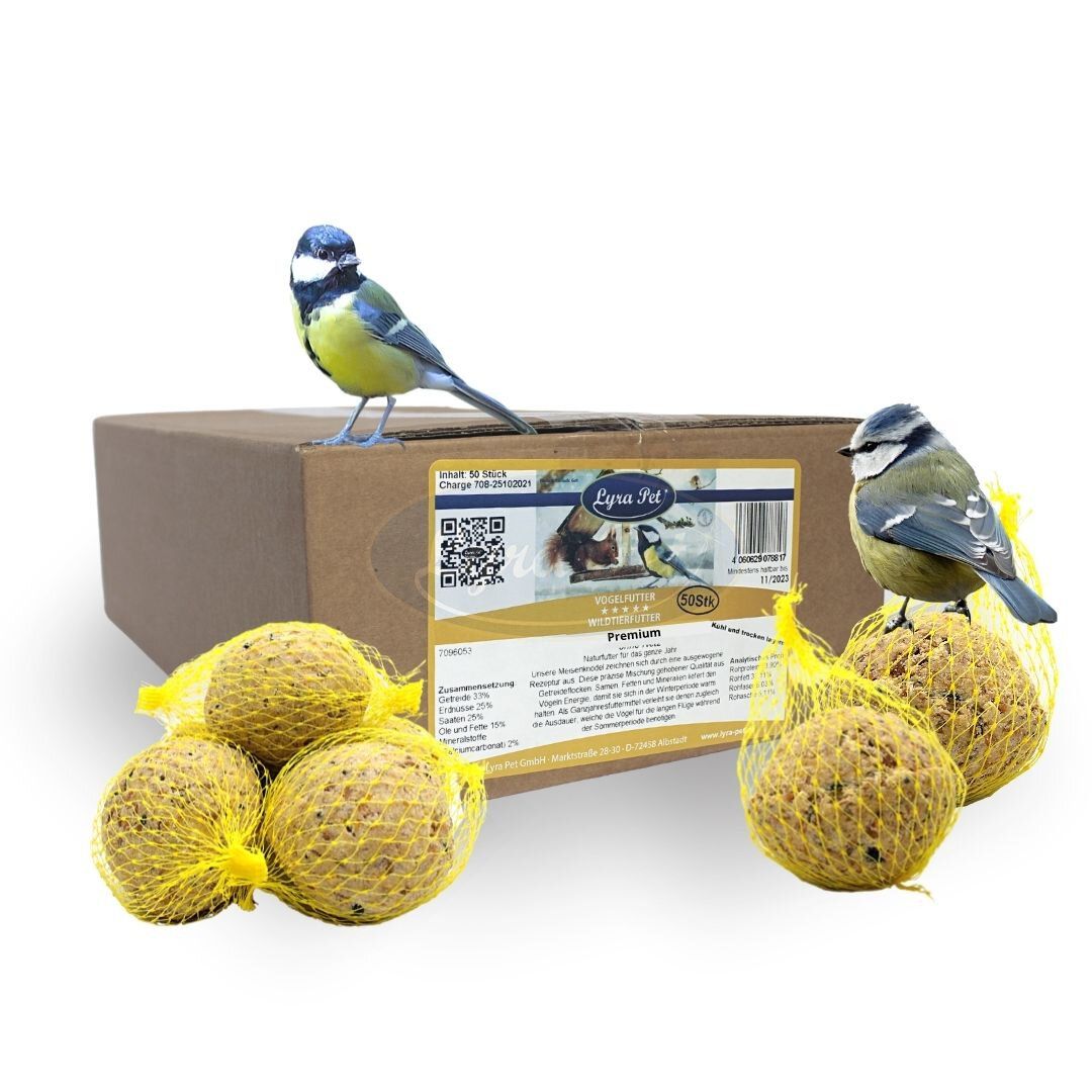 Lyra Pet Meisenknödel mit Netz. Mehrere Knödel in gelben Netzen, auf einer Box. Blaumeisen sitzen auf der Box und den Knödeln.
