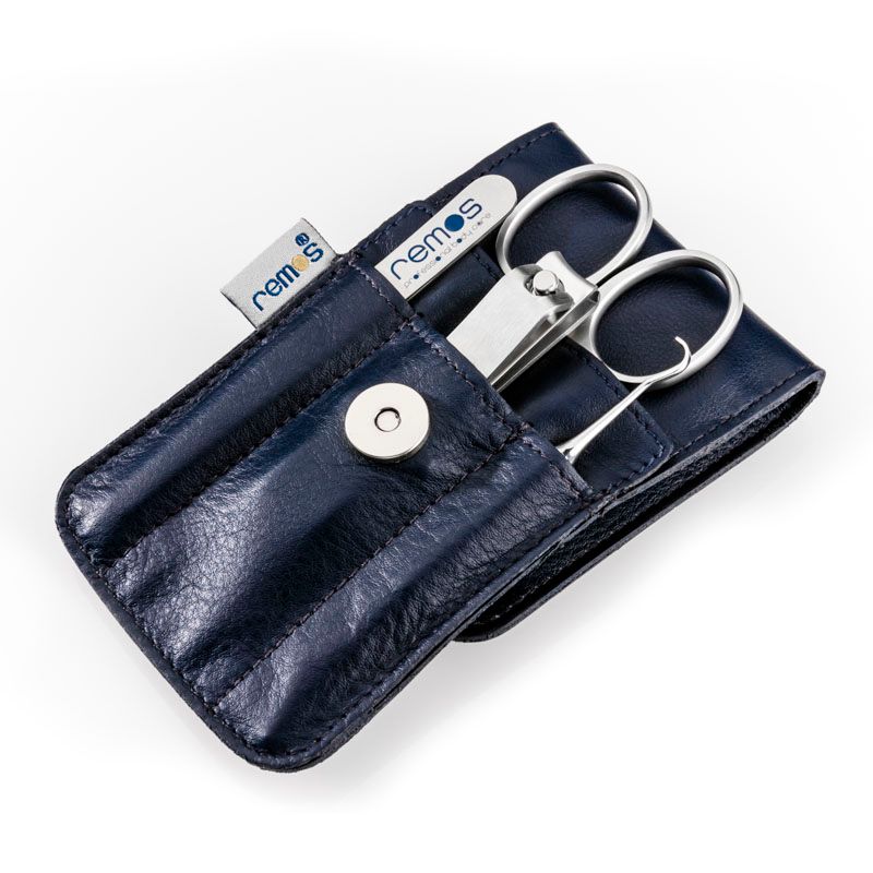 Maniküre-Set „Svea“ aus echtem Leder. Enthält Nagelschere, Nagelknipser, Nagelfeile und Hautzange. Dunkelblaues Lederetui mit Magnetverschluss.