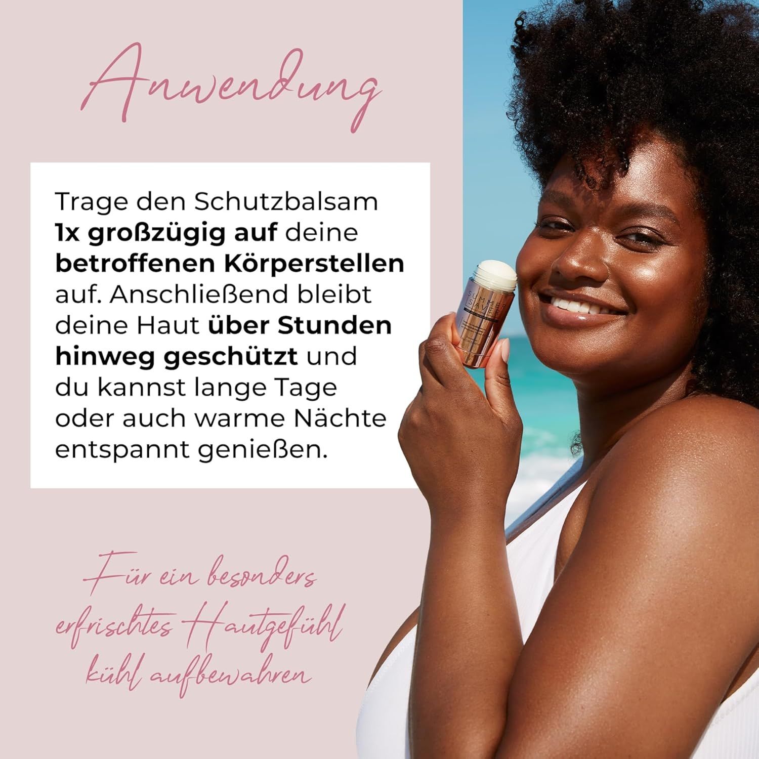 Frau hält Summersaver Anti-Wundreib-Stick Woman vor einem Strandhintergrund.