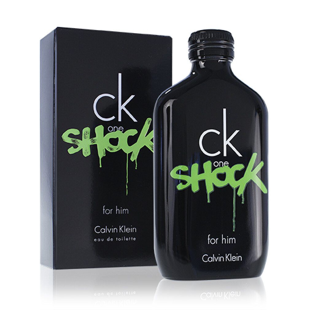 Flasche und Schachtel. Schwarze Flasche mit grünem Text. "ck one SHOCK for him" und "Calvin Klein" sind sichtbar.