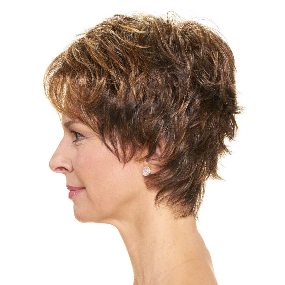 Kurzhaarperücke mit braunen und blonden Strähnen. Seitenansicht einer Frau.