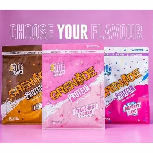 Drei Beutel Grenade Protein, verschiedene Geschmacksrichtungen. Pink, braun und weiß mit Produktinformationen und Logo.