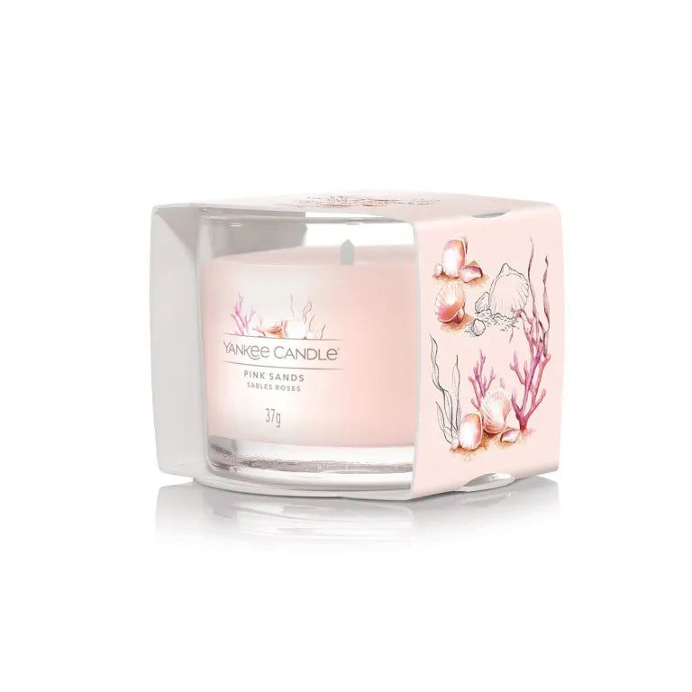 Kerze in Verpackung. Rosa Wachs, Glas. Aufschrift: Yankee Candle, Pink Sands, Sables Roses, 37g. Verpackung mit Muscheldekor.