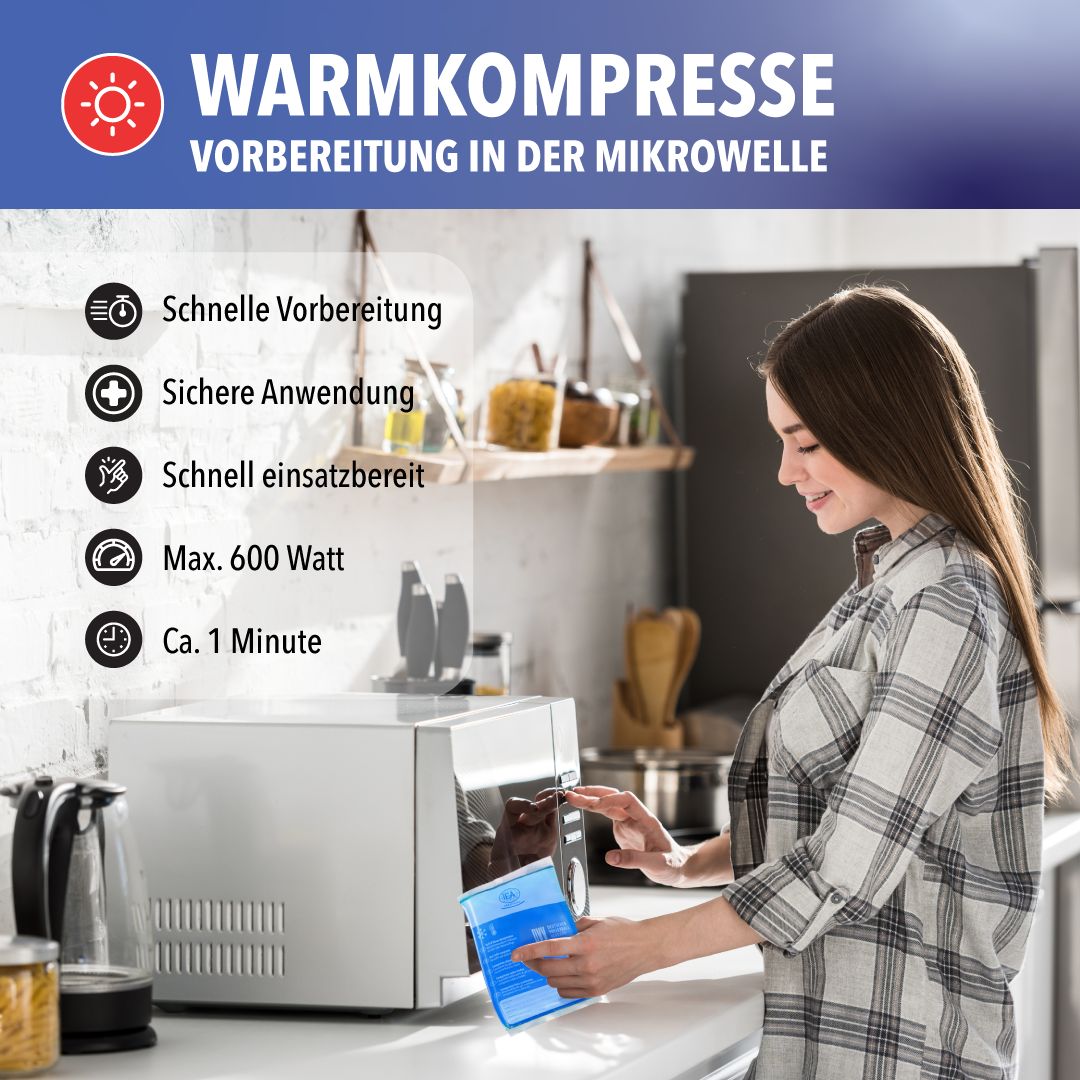 Eine Frau legt eine blaue Kalt-Warm-Kompresse in eine Mikrowelle. Text: Warmkompresse.