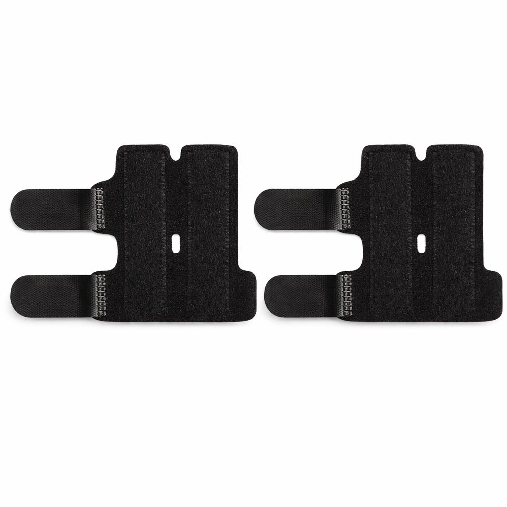 Zwei schwarze Fingerschiene-Paare. Jede Schiene hat zwei Bänder und ein Lochdesign.