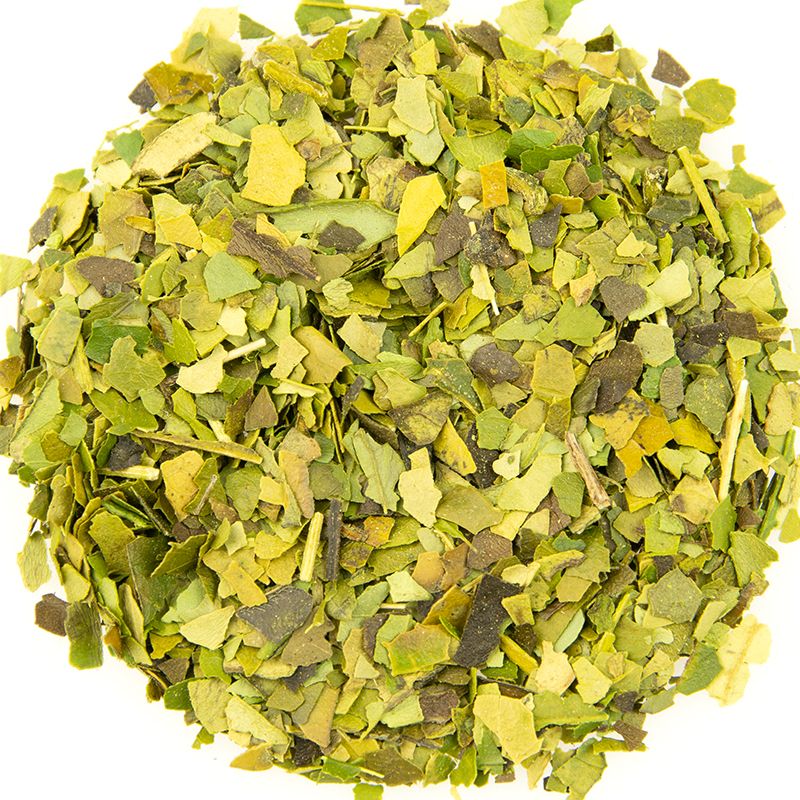 Nahaufnahme von getrockneten Guayusa-Stechpalme-Blättern. Verschiedene Grüntöne und Blattstrukturen.