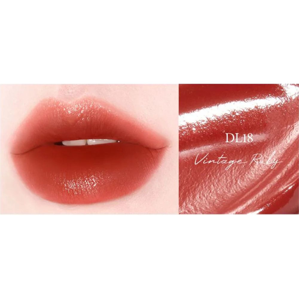 Nahaufnahme von Lippen mit aufgetragenem Lippenprodukt. Rechts: Detail des Produkts mit Aufschrift "DL18 Vintage Ruby".