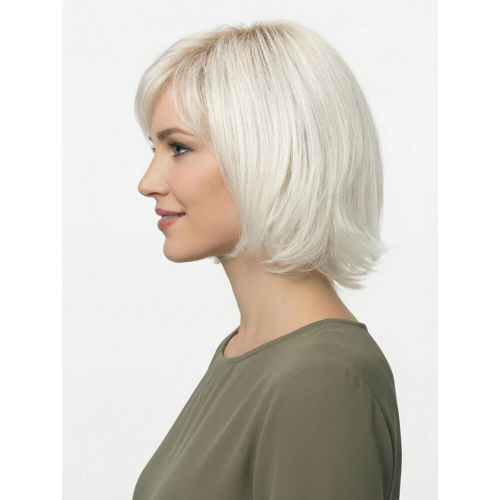 Perücke Maren von trendhair, blond, mit Pony und Bob-Schnitt. Seitenansicht einer Frau.