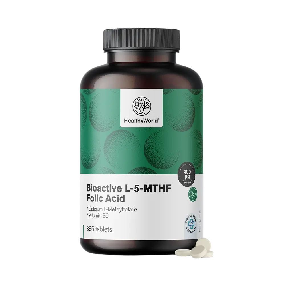 Braune Flasche mit Tabletten. Aufschrift: HealthyWorld, Bioactive L-5-MTHF Folic Acid. 365 Tabletten. Einige Tabletten liegen daneben.