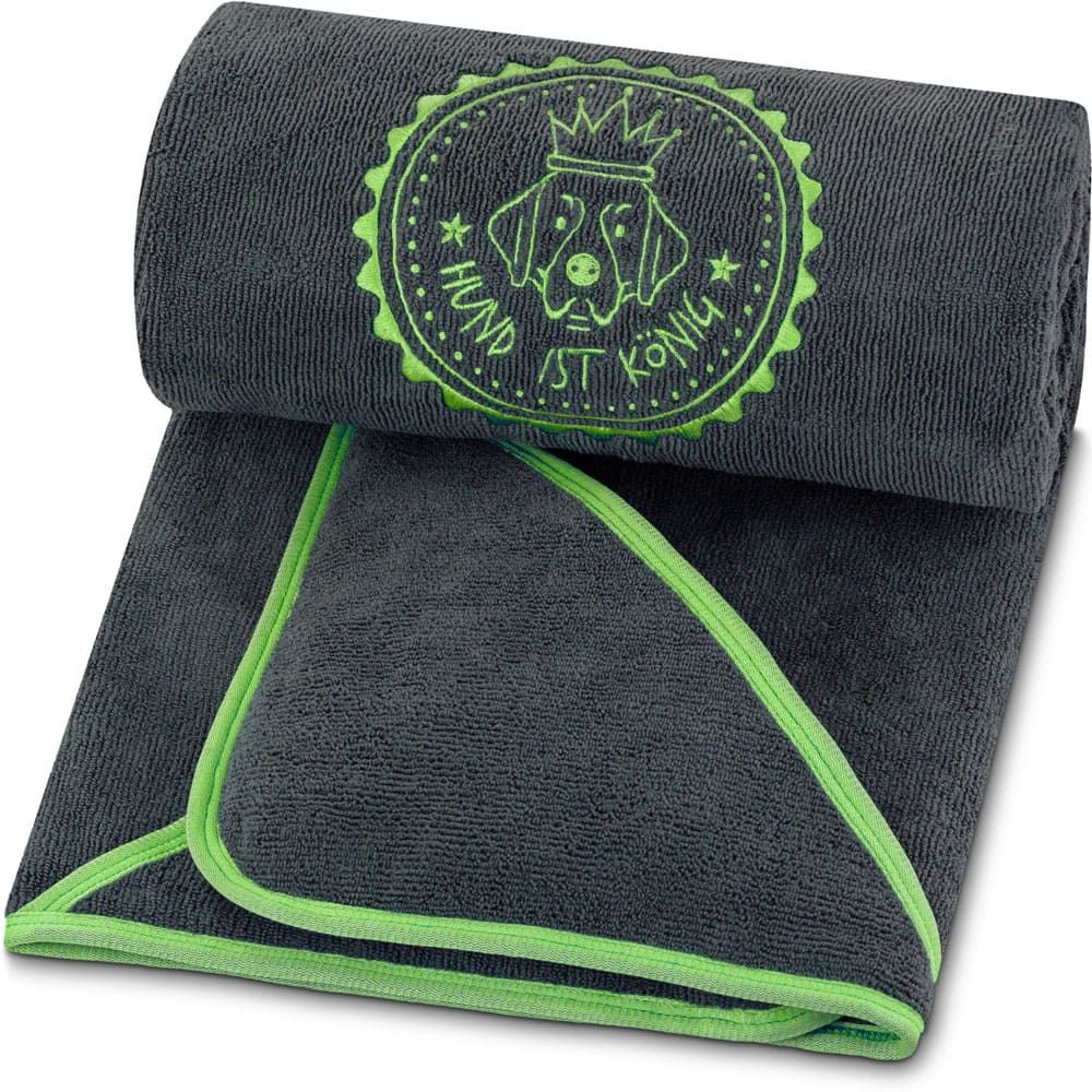 Graues Hundehandtuch mit grüner Umrandung und Logo. Gerollt und teilweise ausgebreitet.