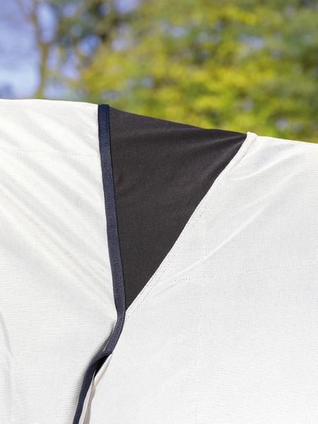 Detailansicht der Pferdedecke. Schwarzes Schulterstück, silberfarbenes Material mit dunkelblauer Umrandung.