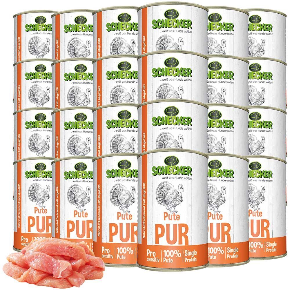 Mehrere Dosen Nassfutter "Pute PUR" gestapelt. Daneben rohes Putenfleisch. Auf den Dosen steht "Schecker", "Pute PUR", "100% Pute".