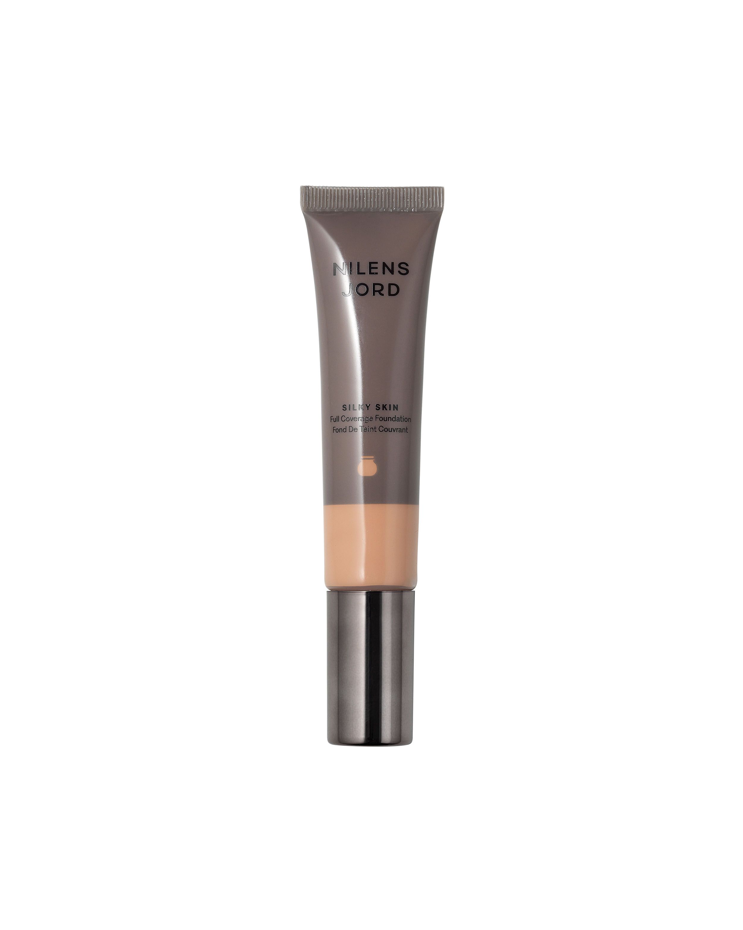 Nilens Jord Silky Skin Foundation in einem schmalen Spender. Zwei Farbtöne sichtbar.