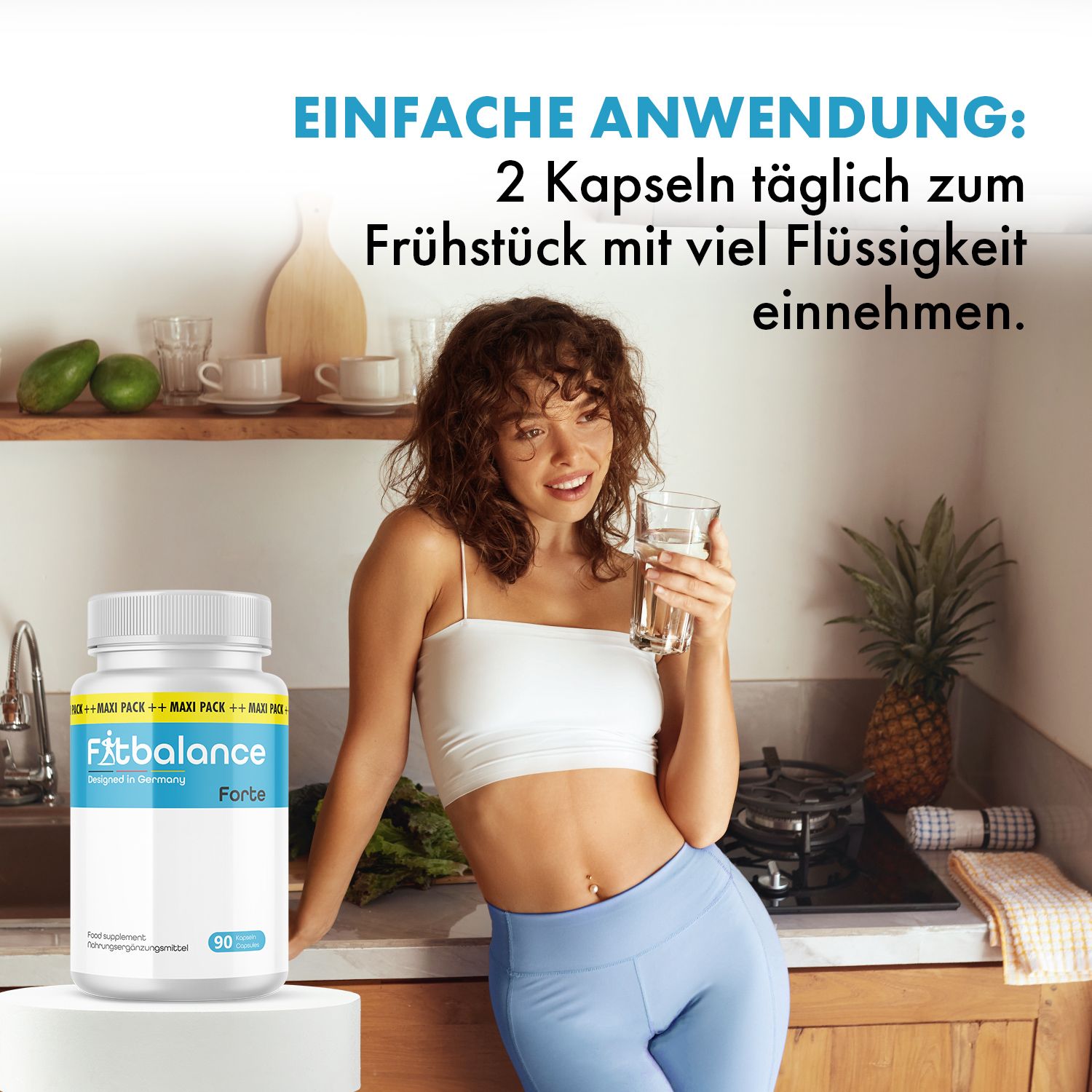 Frau hält Glas Wasser. Auf dem Tisch: Fitbalance Forte Kapseln, 90 Kapseln. Text: 2 Kapseln täglich zum Frühstück mit viel Flüssigkeit einnehmen.
