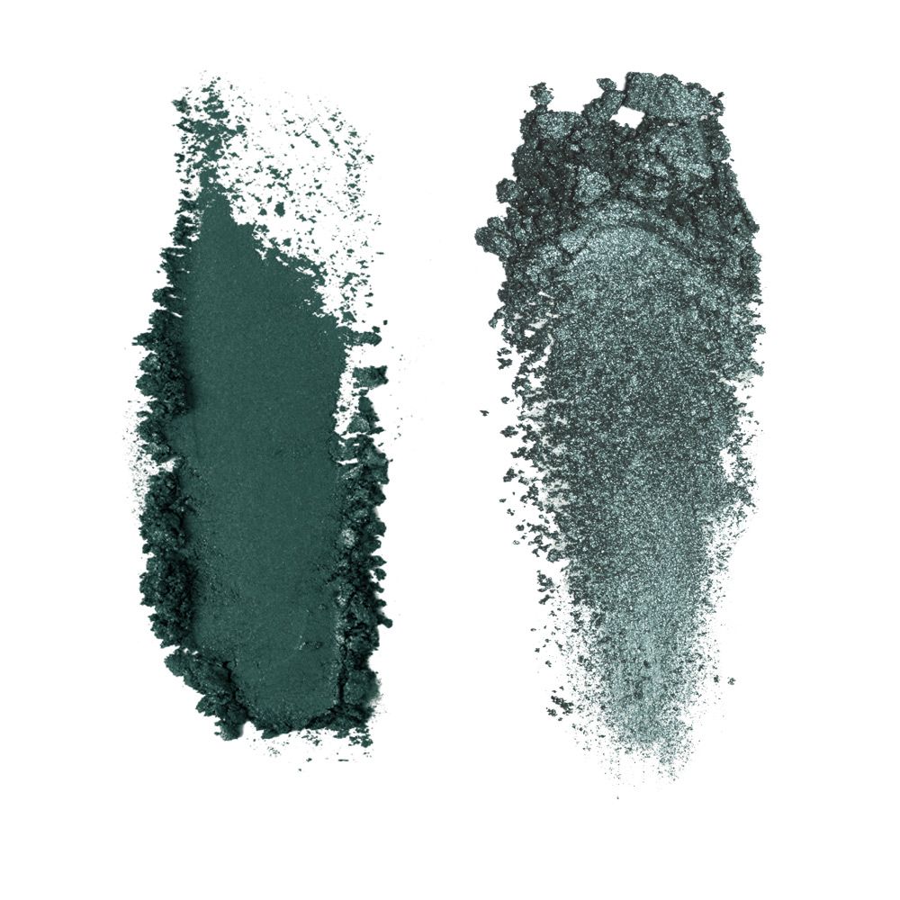 Due campioni di ombretto su sfondo bianco. A sinistra, un ombretto verde scuro solido. A destra, un ombretto verde-grigio scintillante. Entrambe le texture sono chiaramente visibili.