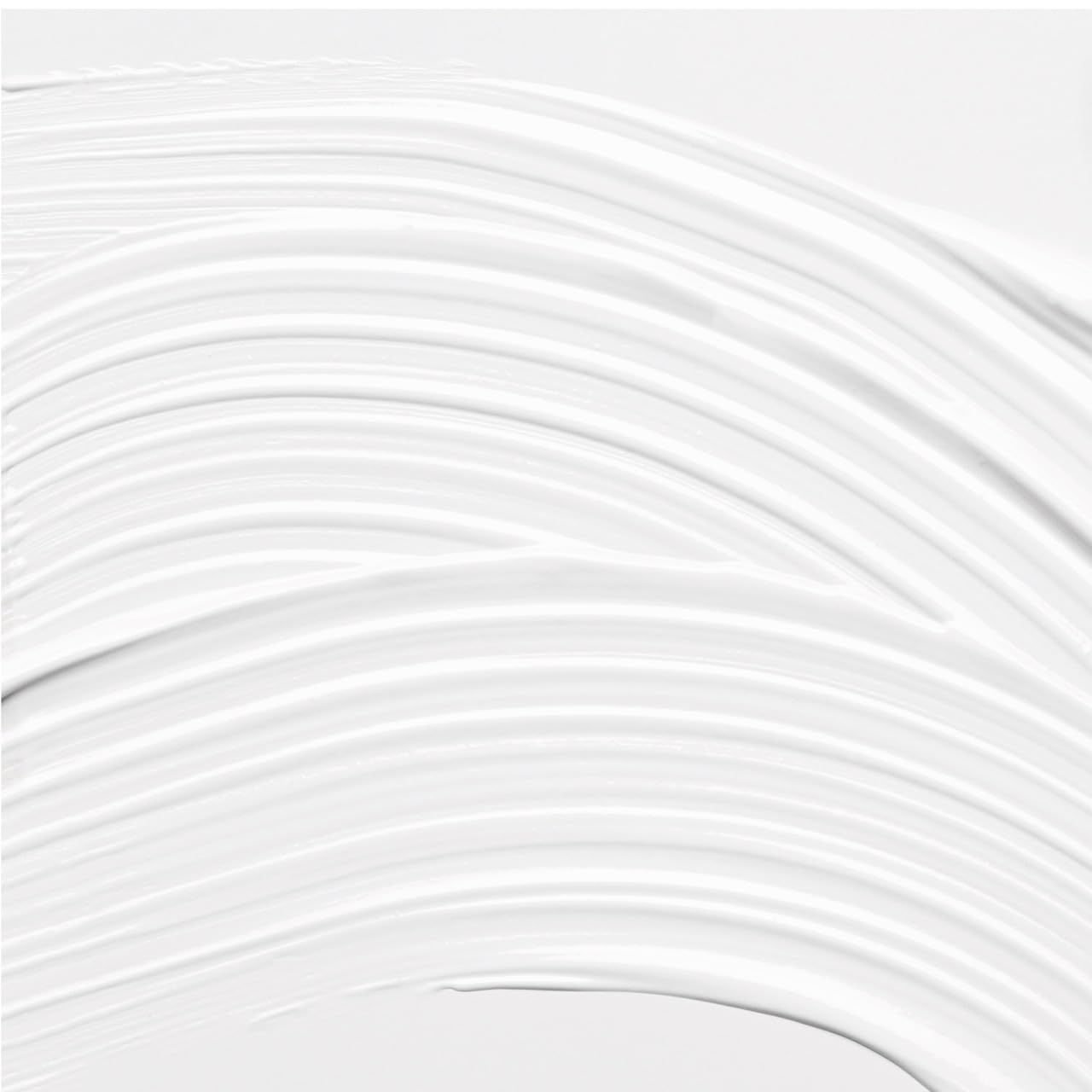 Weißes Produkt in wellenförmigen Streifen. Textur deutlich sichtbar. Hintergrund weiß.
