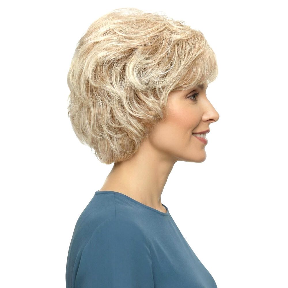 Kurzhaarperücke, blonde Strähnen. Seitenansicht einer Frau mit blauem Oberteil.