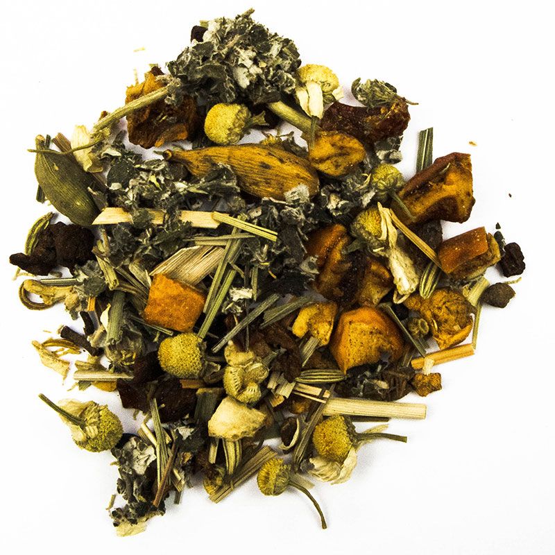 Haufen Kräutertee-Mischung mit Kamille, Kräutern und getrockneten Früchten. Nahaufnahme, Draufsicht auf weißem Hintergrund.
