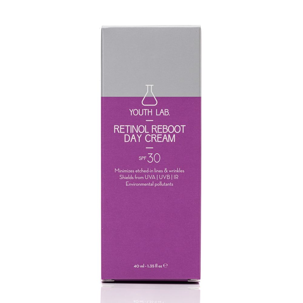 Rechteckige Verpackung, grau-lila. Aufschrift: YOUTH LAB Retinol Reboot Day Cream SPF 30. Text und Logo.
