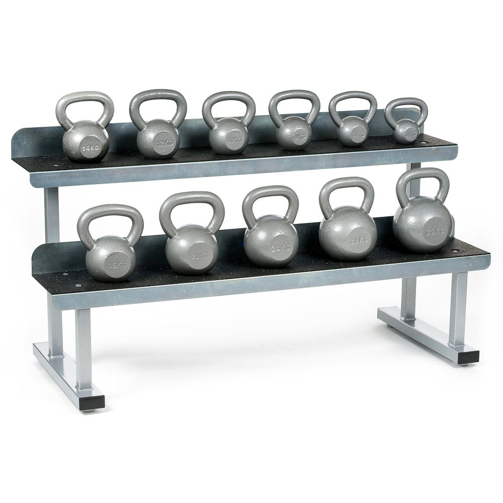 Kettlebell-Ablageständer mit Kettlebells. Zwei Ebenen, Metallkonstruktion. Kettlebells in verschiedenen Größen. Logo Sport-Thieme.